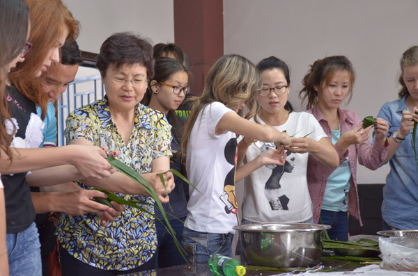 石大留学生学习包粽子 体验中国传统端午节