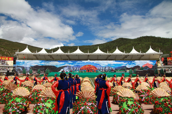 中国·香格里拉五月民族传统赛马节开幕