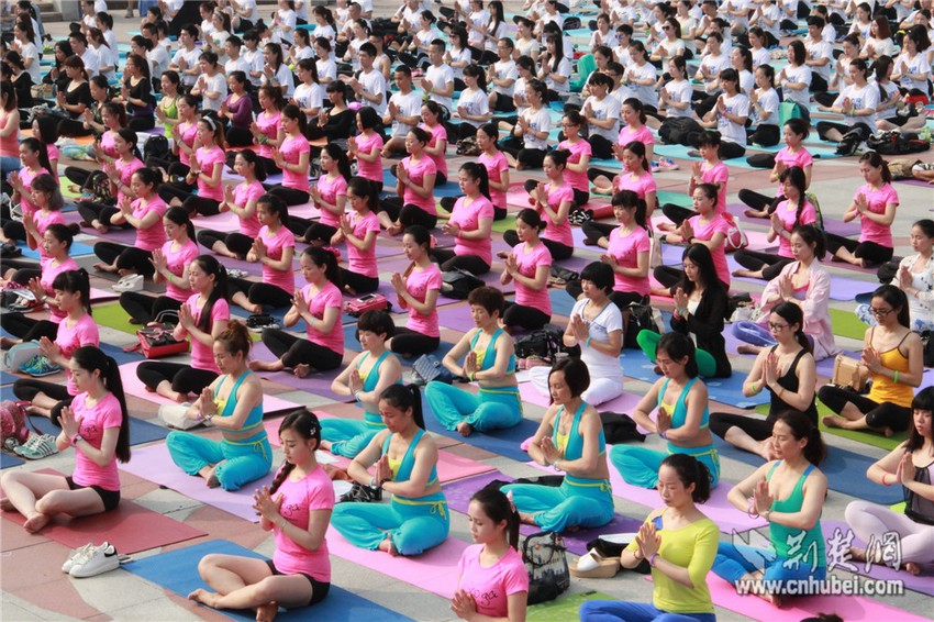 千人瑜伽秀武汉上演 美女云集迎首届“国际瑜伽日”