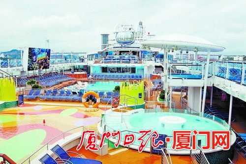 亚洲最大邮轮“海洋量子号”访厦 60国游客赏厦门风韵