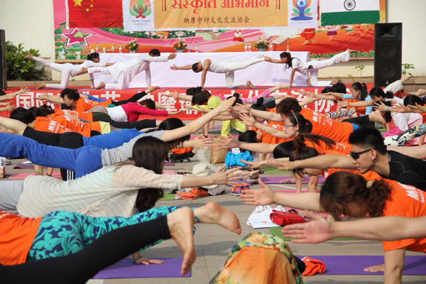 首届中国（青岛）——印度国际瑜伽节在青岛举行200市民海边齐练瑜伽