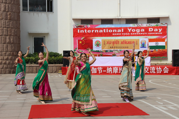 首届中国（青岛）——印度国际瑜伽节在青岛举行200市民海边齐练瑜伽