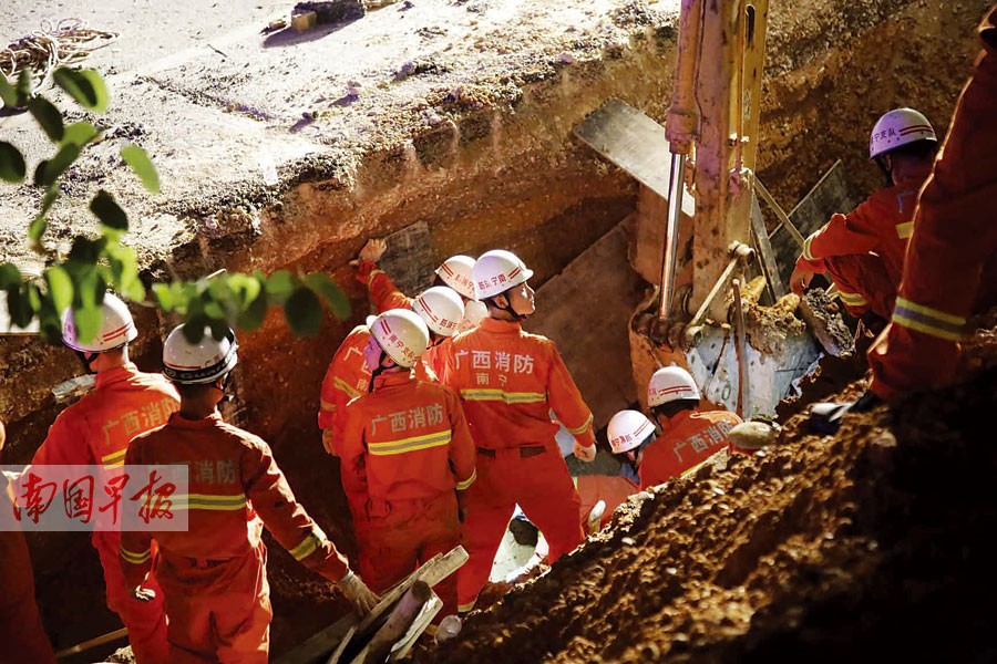 施工路面塌方三名工人被埋 南宁消防赶到现场抢救