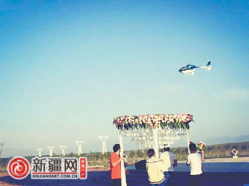 乌鲁木齐一小伙在亚州中心求婚 用上直升机热气球