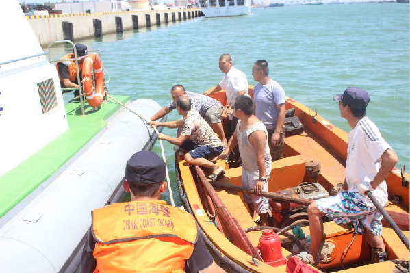海南海警紧急救援遇险船民