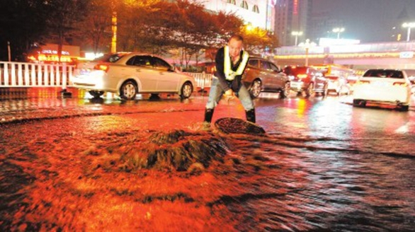 乌鲁木齐市暴雨致40多处积水 轿车频趴窝