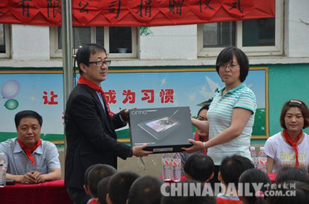 河北迁安市爱心企业为农村小学捐赠6万元的教学设备