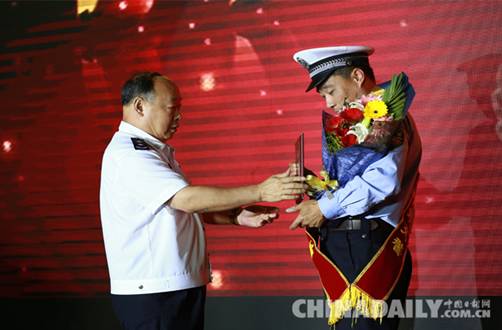 第二届河北省“百姓心中好交警”颁奖典礼在石家庄举行