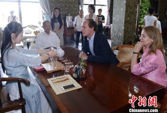 阿根廷大使探访贵州茶山 赞茶叶是两国友谊纽带