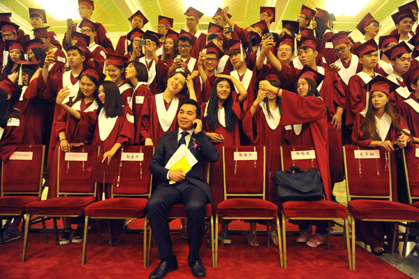 北京中加学校2015年毕业典礼在京举行 198名学生考取国外123所大学