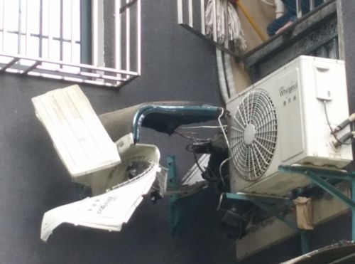 福州:品牌空调加氨时外机突发爆炸 碎片乱飞吓