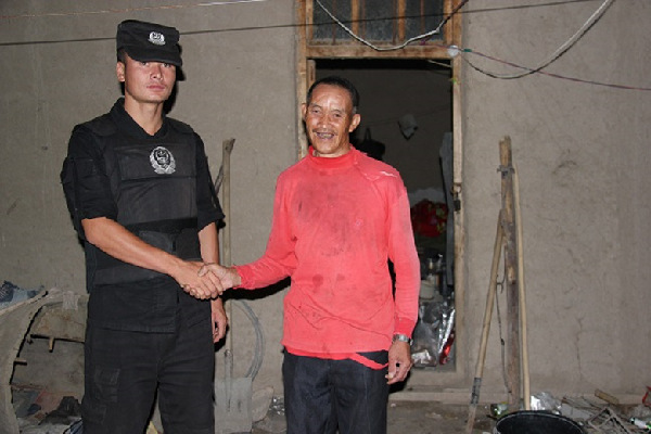 新疆沙雅县民警送两位走失老人安全到家