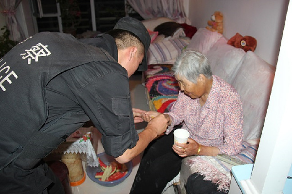 新疆沙雅县民警送两位走失老人安全到家
