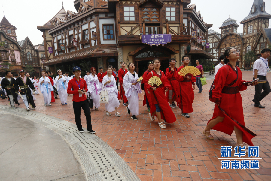 郑州：大学生汉服游园戏水玩穿越