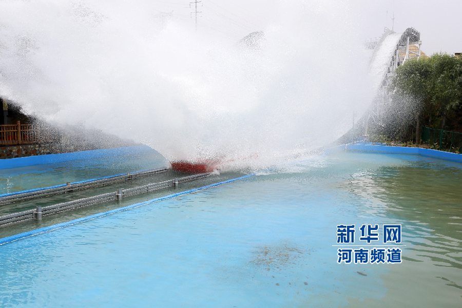 郑州：大学生汉服游园戏水玩穿越