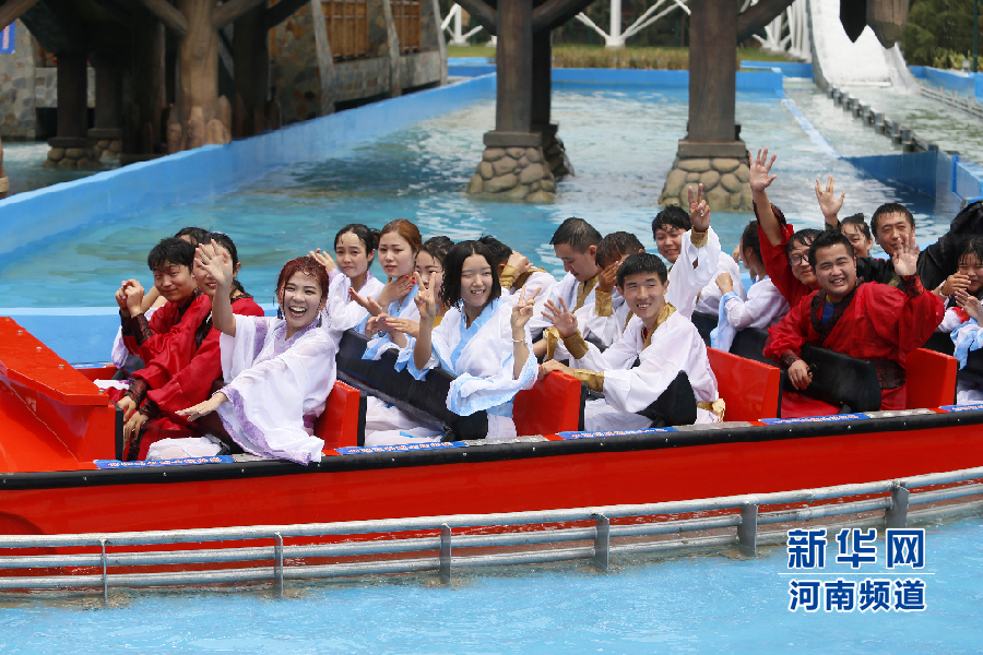 郑州：大学生汉服游园戏水玩穿越