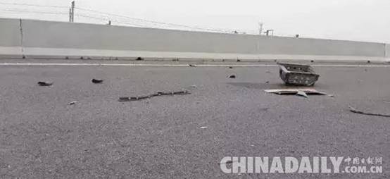 油罐车高速路侧翻 中石化郑州分公司积极救援