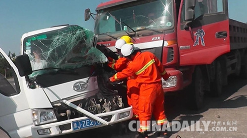两车相撞面包车司机被困 唐山消防成功救援