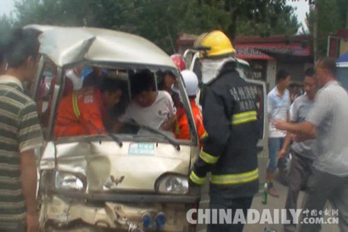 沧州任丘面包车追尾司机被困 消防牵引救人