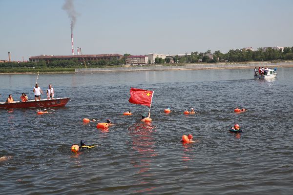 黑龙江黑河边检为中俄游泳健儿横渡界江保驾护航