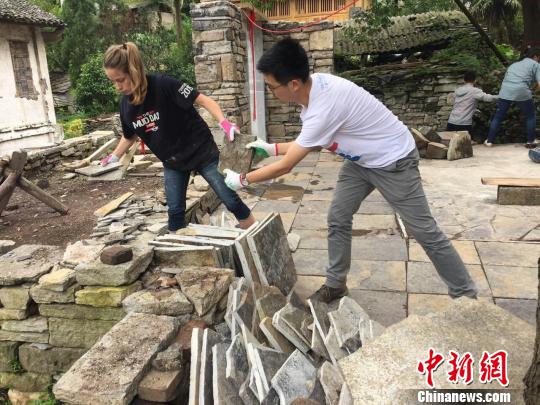 中外遗产保护志愿者赴贵州修复明代屯堡遗址