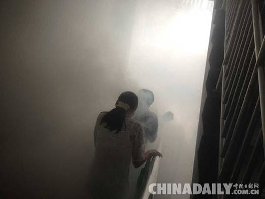 河南省政府举行消防演练 工作人员体验火场逃生
