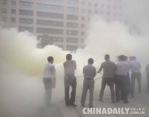 河南省政府举行消防演练 工作人员体验火场逃生