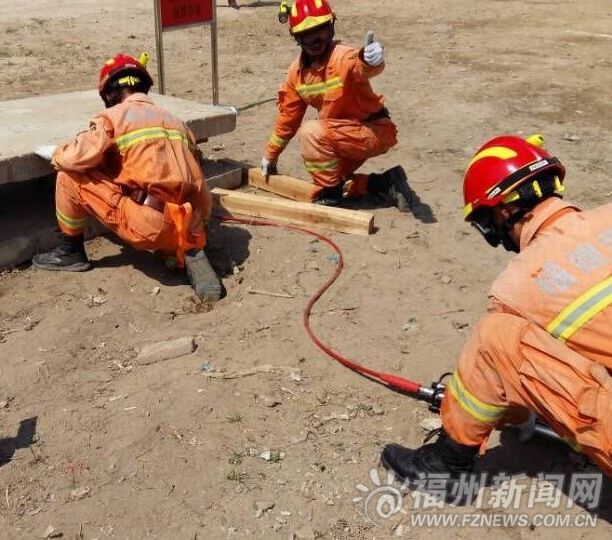 福州成立首支专业地震救援队 展示23种救援设备