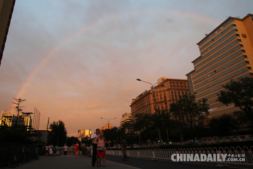 北京傍晚现彩虹 市民围观拍照