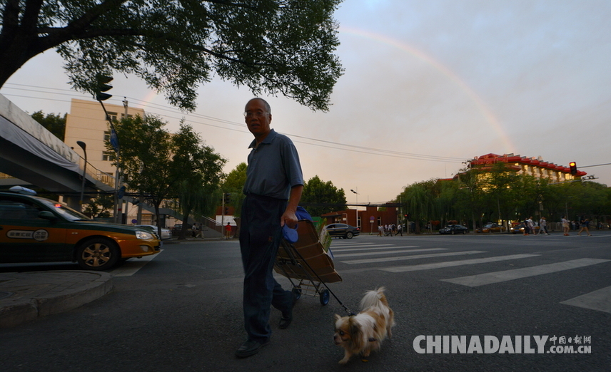 北京傍晚现彩虹 市民围观拍照
