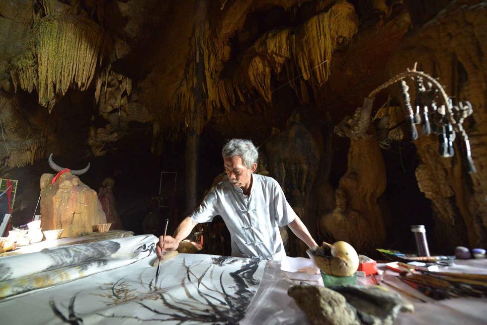 贵州老人寻灵感 巢居山洞作画30年