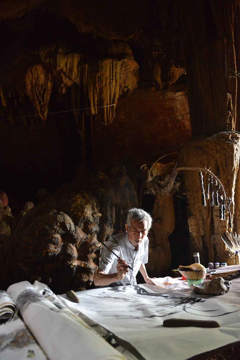 贵州老人寻灵感 巢居山洞作画30年