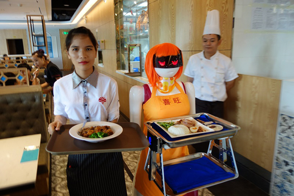 海口一餐厅现机器人服务员