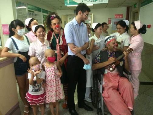 以色列“医疗小丑”为蓉城患儿带来欢笑