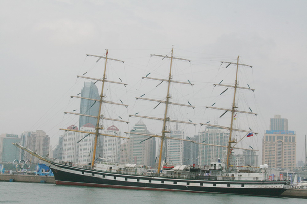 俄罗斯籍大帆船“帕拉达”号抵达青岛 开启四天访问之旅