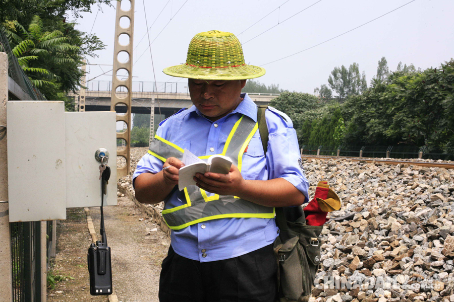 济南线路巡护工人：昼夜不停，守护铁路线安全
