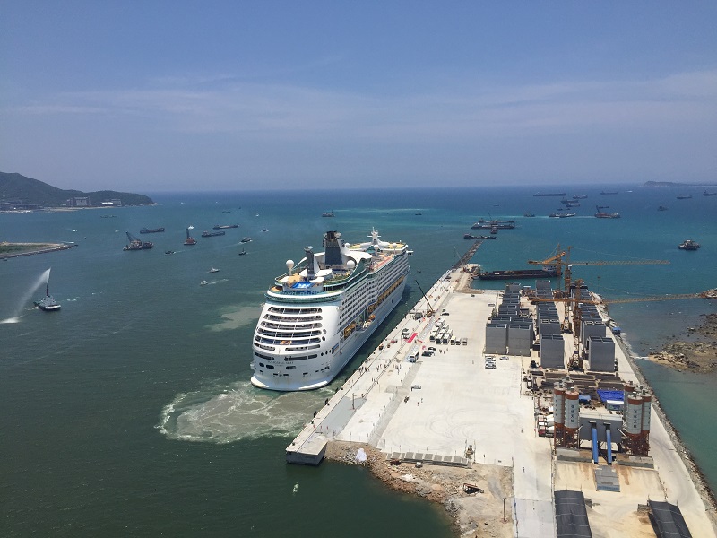 海南迎来邮轮史上靠泊码头最大吨位邮轮