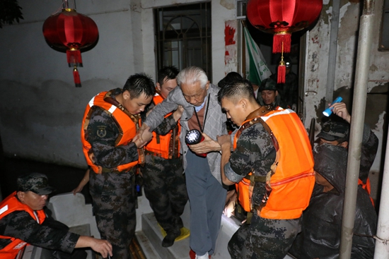 福建省军区部队官兵和民兵预备役人员全力迎战强台风“苏迪罗”