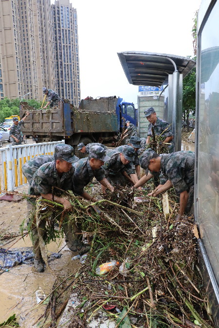 福建省军区官兵全力投入台风后驻地灾后重建