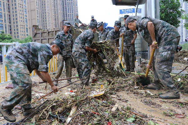 福建省军区官兵全力投入台风后驻地灾后重建