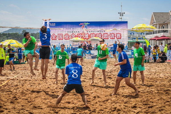 全国业余沙滩排球赛在大连金石滩开赛