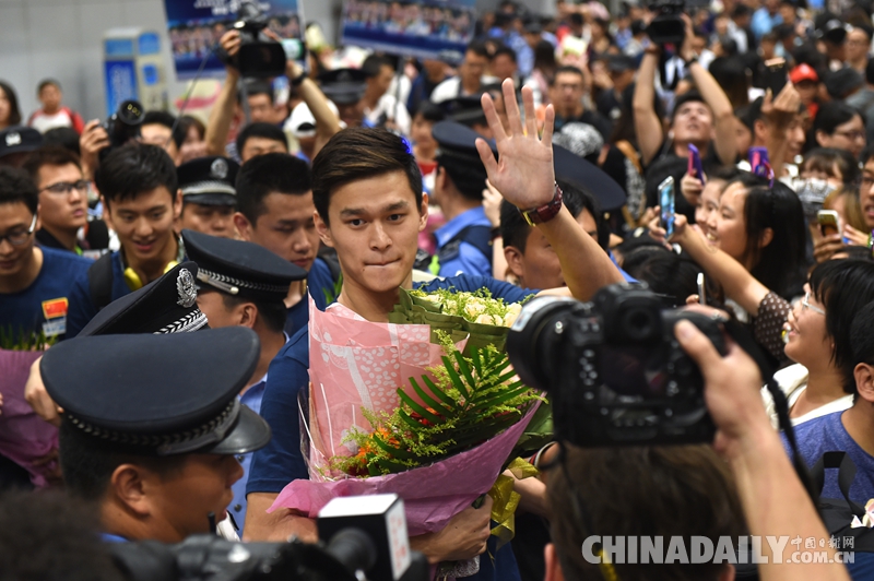中国选手宁泽涛夺冠后抵达北京