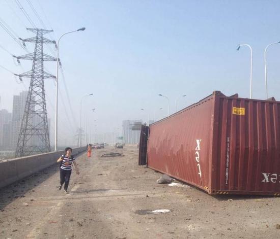 天津爆炸现场：集装箱被炸飞到高速公路上