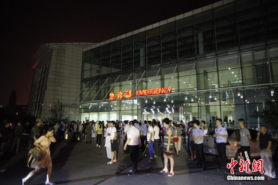 天津一危险品仓库发生爆炸 消防员救援中受伤