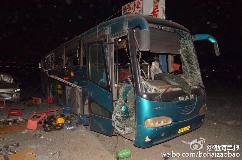 天津港危险品仓库发生爆炸事故 碎玻璃满地