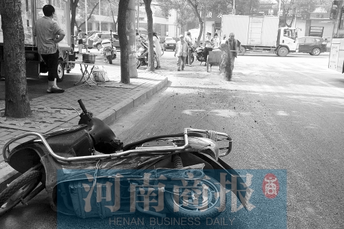 郑州市区一马路变“油泼路” 30多人摔跟头