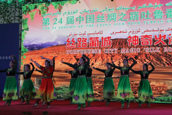 第24届中国丝绸之路吐鲁番葡萄节今日拉开帷幕 百种葡萄品种展示吸引游客