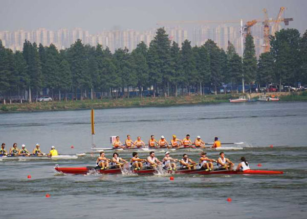 “大美东湖”国际名校赛艇挑战赛开赛 武汉大学队首参赛赢得冠军