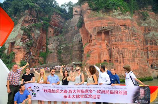 熊猫粉丝巡游美丽乐山 助推国际旅游目的地建设