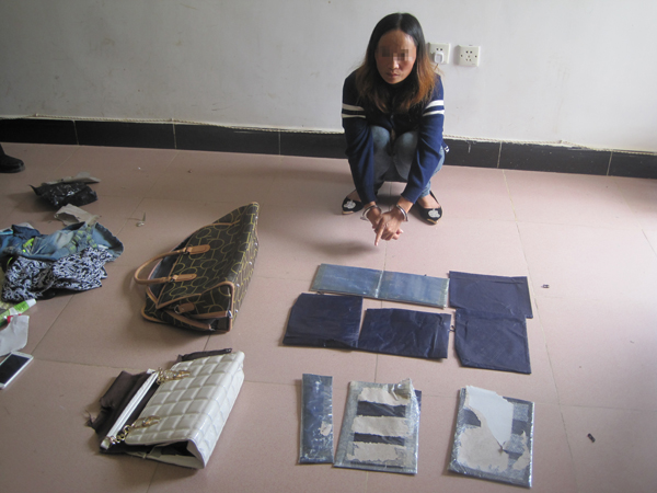 云南保山机场警方查获两名冒用他人身份证件运输毒品的缅甸籍女子